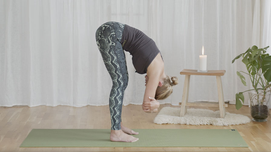 Lugnande framåtfällningar | Yoga för orolig mage